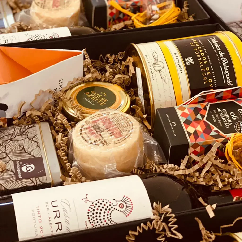 Cabaz Sabores Santa Clara com vinho, queijo, rebuçados de ovo e outros produtos portugueses