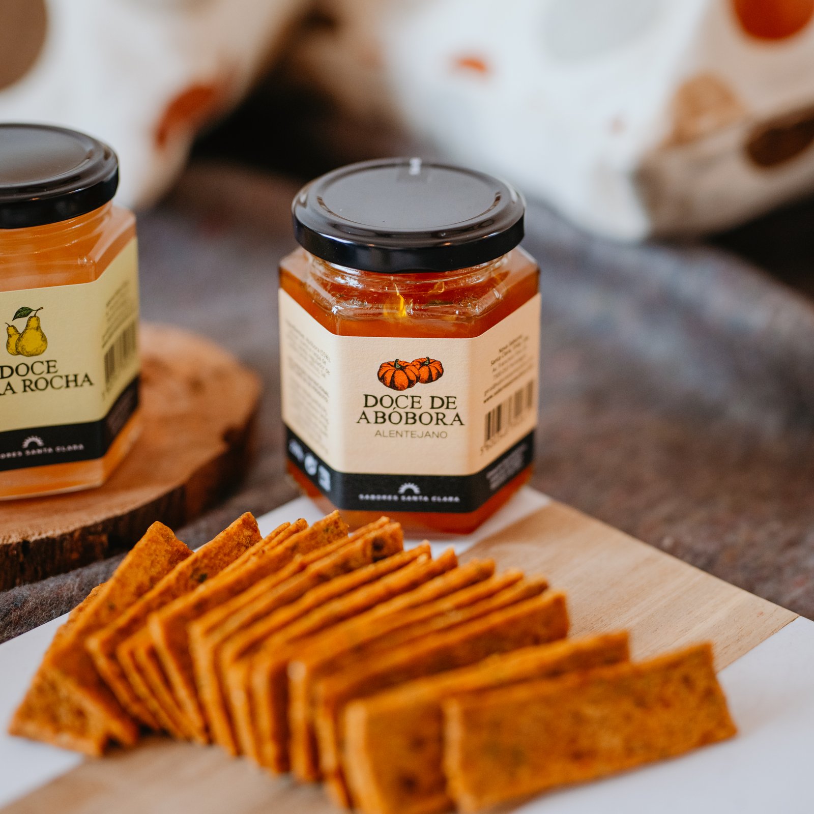 Compotas artesanais Sabores Santa Clara acompanhadas por tostas